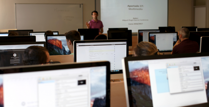 Imagen de archivo de una clase en un aula de informática del Edificio A3.