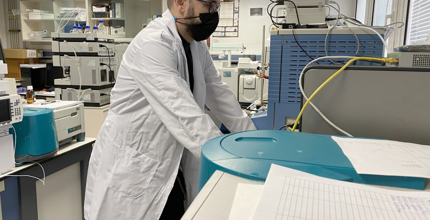 El investigador Marcos Bouza, en el laboratorio de Química Analítica de la UJA.