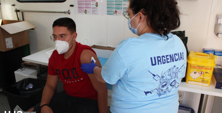 Una enfermera inocula la vacuna de la COVID-19 a un estudiantes de movilidad internacional de la UJA