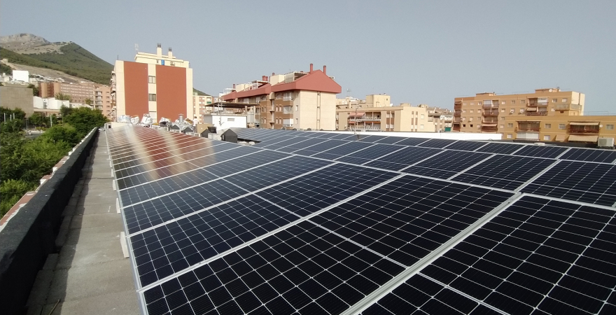 Placas fotovoltaicas instaladas en los tejados del Colegio Cristo Rey de Jaén.
