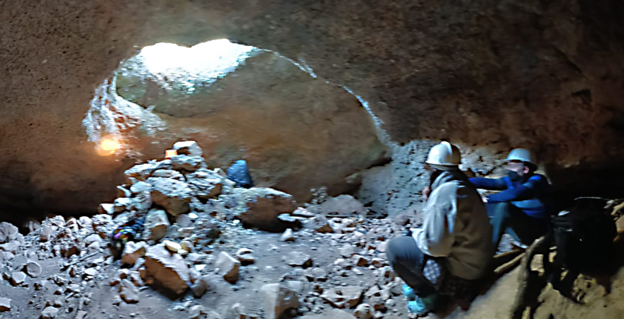 Interior de la Cueva de la Lobera, en Castellar.