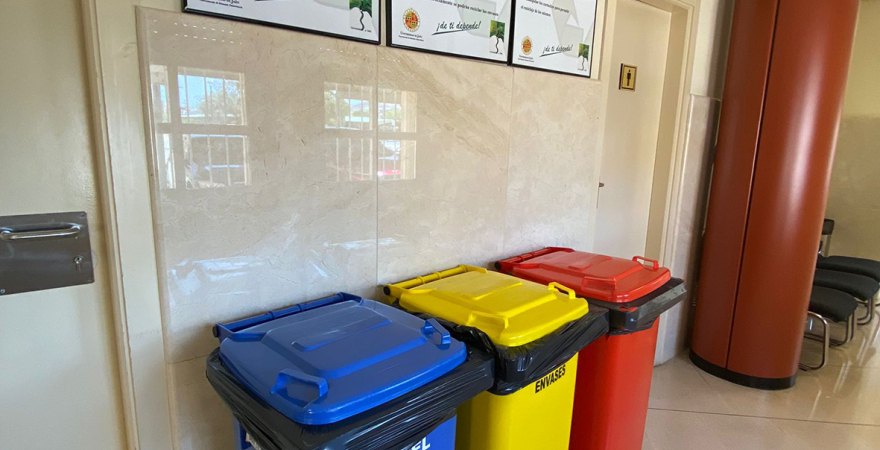 Contenedores de reciclaje, en un edificio de la UJA.