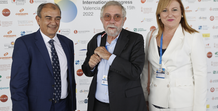 Adoración Mozas, junto con el Nobel de Economía Paul Krugman y José Luis Monzón, presidente de honor del CIRIEC-Internacional.