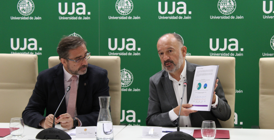 El Rector de la UJA observa el Informe, junto con el Vicerrector de Transferencia del Conocimiento, Empleabilidad y Emprendimiento