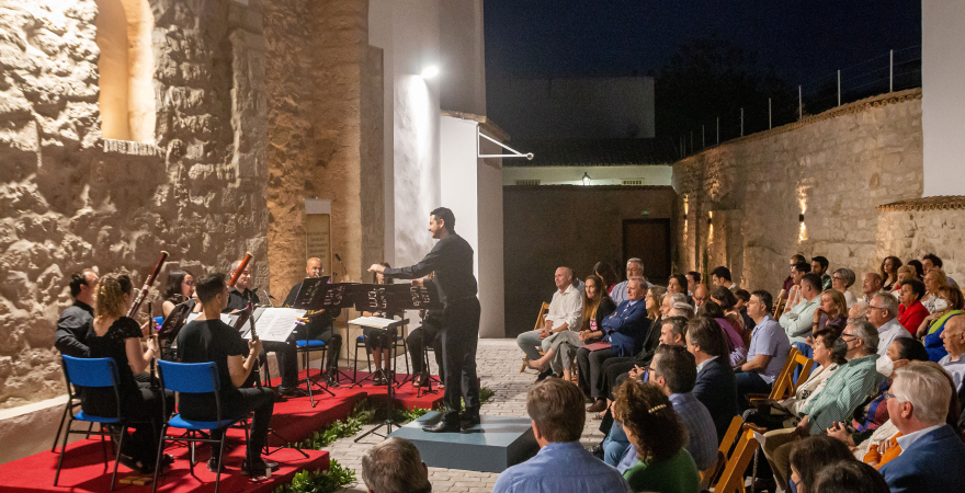Actuación del ‘Octeto de vientos’ de la Orquesta de la UJA en el patio 'González Doncel'. Foto: Fernando Mármol.