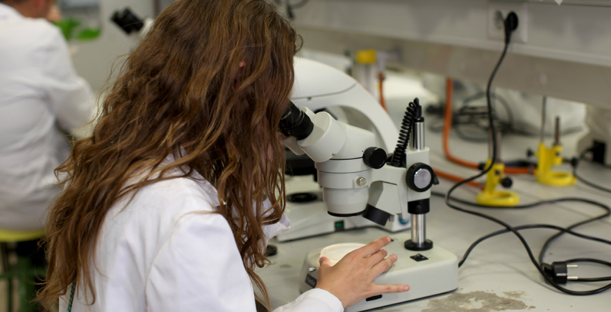 Una investigadora de la UJA, en un laboratorio.