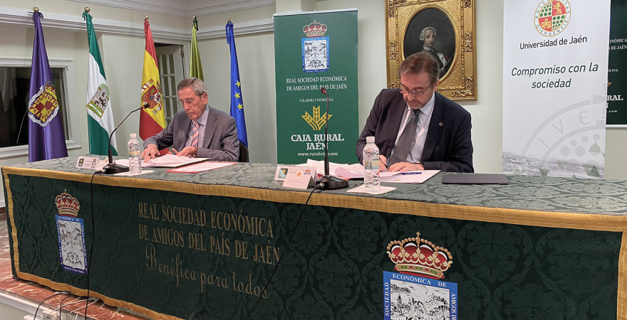 Momento de la firma del convenio entre la UJA y la Real Sociedad Económica de Amigos del País.