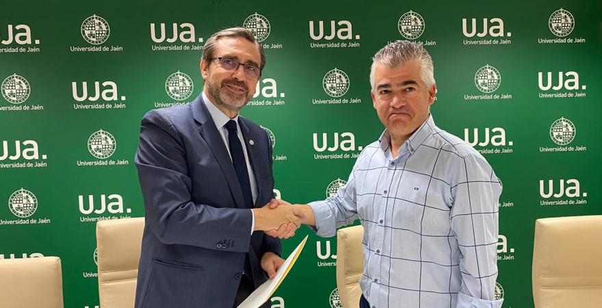 El Rector de la UJA y el alcalde de Martos, tras la firma del convenio.