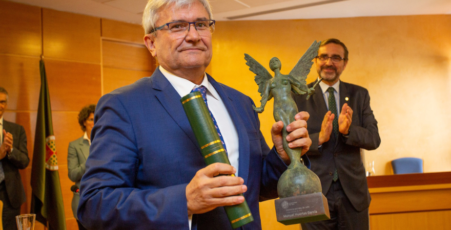 Manuel Huertas, con el reconocimiento otorgado por la UJA.