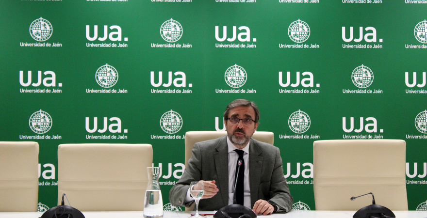El Rector de la Universidad de Jaén, en su comparecencia ante los medios de comunicación.