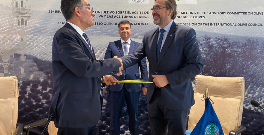 Juan Gómez y Abdellatif Ghedira, tras la firma del acuerdo.