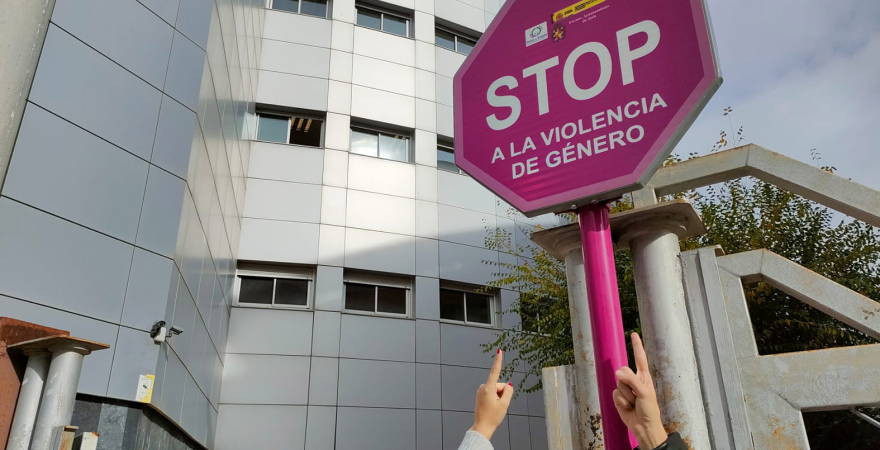 Señal de 'Stop a la violencia de género' en un acceso al Campus Las Lagunillas.