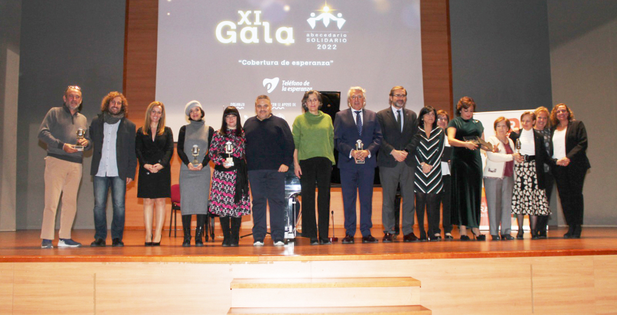 Foto de familia con representantes institucionales y premiados.