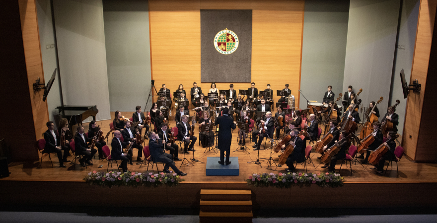 Momento de la actuación de la Orquesta de la UJA.