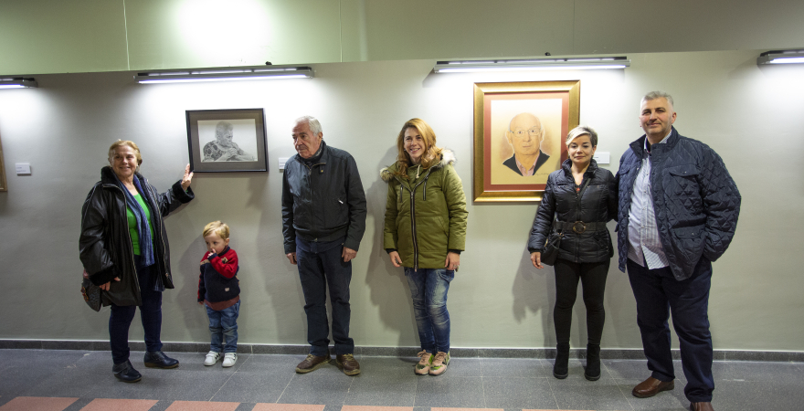 Familiares de Miguel Ángel Segura, en la inauguración de la muestra.