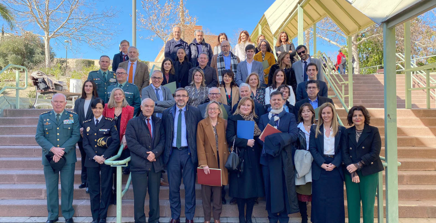 Foto de familia del Rector con autoridades y miembros de la Facultad de Ciencias Sociales y Jurídicas de la UJA.