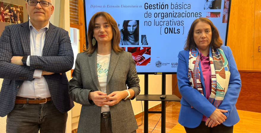 José Moyano, Eva Funes y María Luisa Grande, en la presentación del diploma.