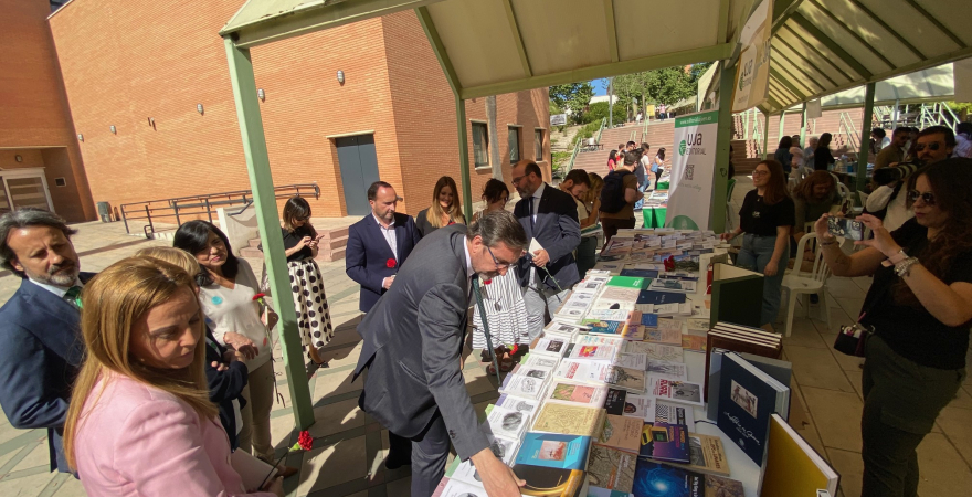 El Rector de la UJA toma un ejemplar de un libro editado por UJA Editorial.