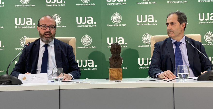 Felipe Serrano Estrella y Javier Gallego Álvarez, durante la lectura del fallo del Jurado del Premio Internacional Francisco Coello