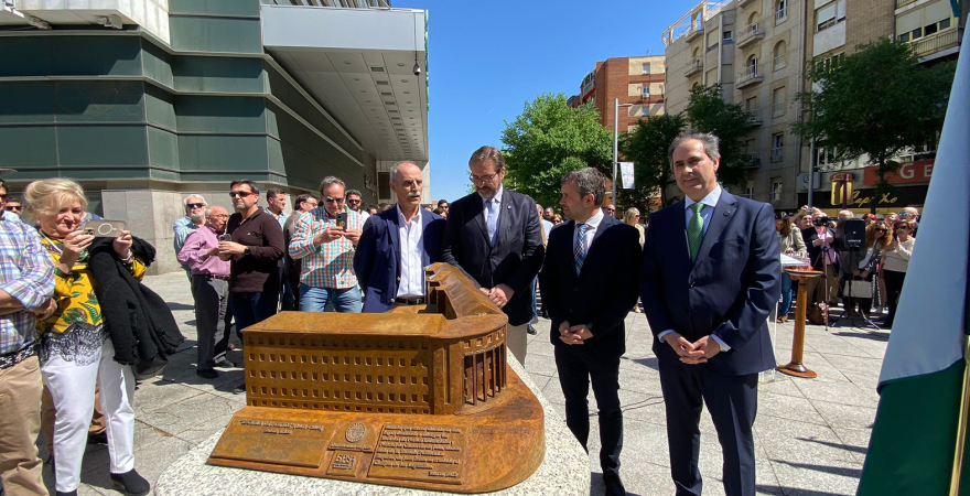 De derecha a izquierda, F.J. Gallego, Julio Millán, Juan Gómez y Alfonso Martínez, tras el monumento.