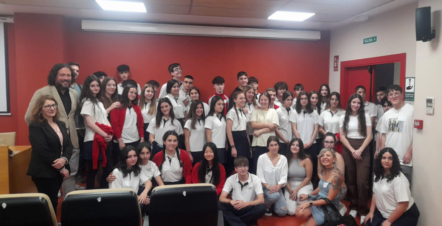 Responsables del proyecto, junto al alumnado del IES Andrés de Vandelvira.