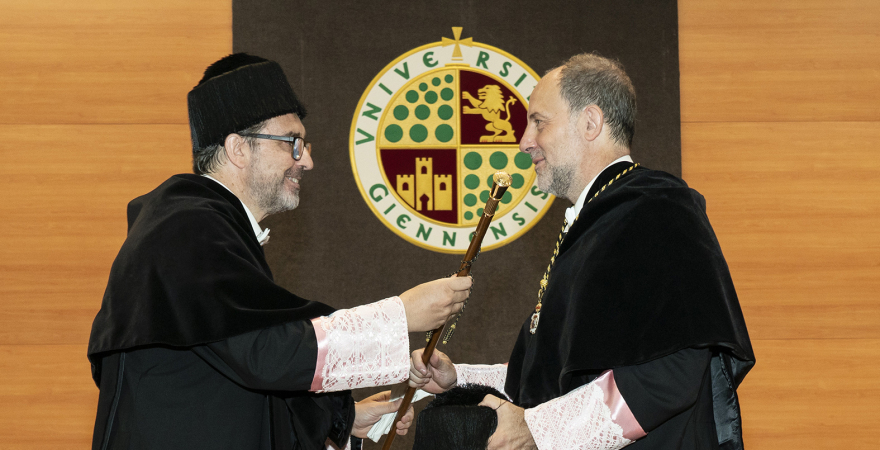 El Rector Nicolás Ruiz recibe el bastón de mando del Rector saliente, Juan Gómez.