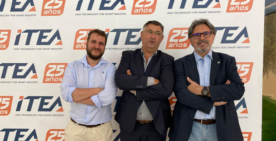 De derecha a izquierda, Alberto del Real, Vicerrector de Comunicación y Desarrollo Territorial de la UJA, el presidente de ITEA y Juan Antonio Parrilla.