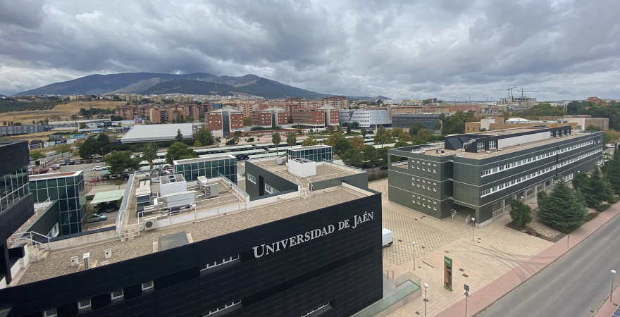 Imagen del Campus Las Lagunillas, con la ciudad de Jaén al fondo.