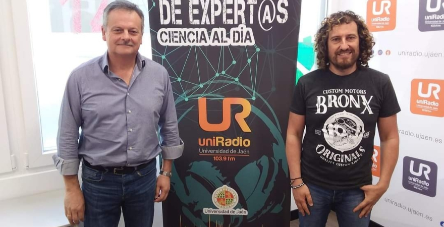 El entrevistado, Juan Peragón, junto al director del programa, Julio A. Olivares.
