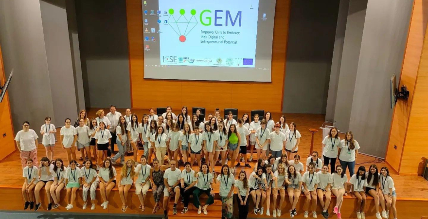 Foto de familia con participantes y mentoras de Campus GEM 2022.