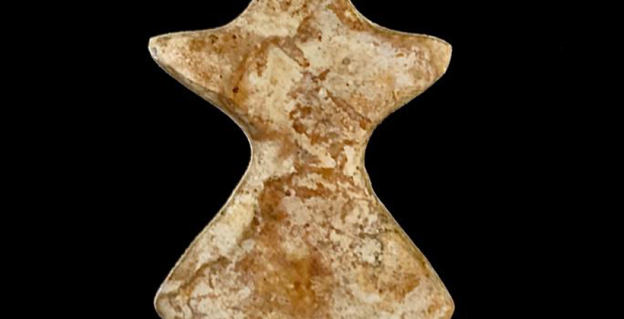Imagen del ídolo cruciforme Calcolítico hallado en la Cueva del Nacimiento del Rio Cuadros de Bedmar.