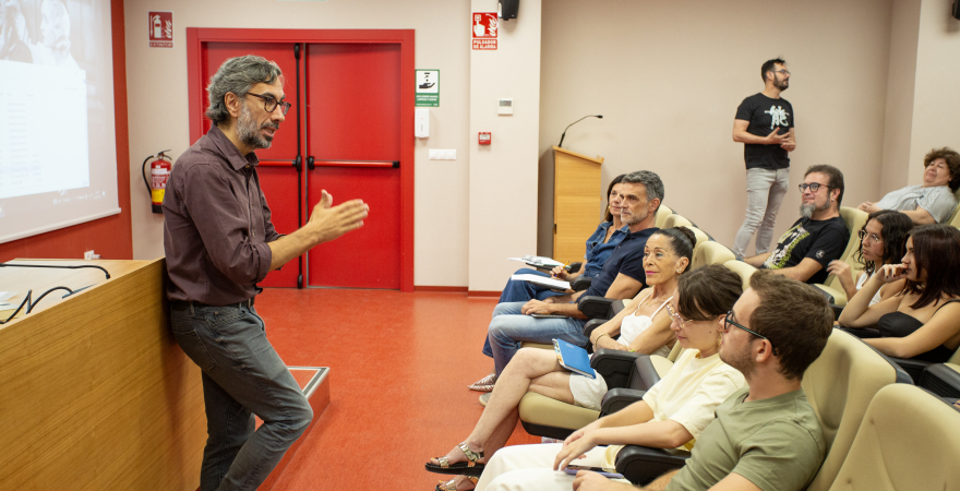 Javier Ocaña respondiendo a dudas planteadas por los asistentes. Fotografía: Fernando Mármol