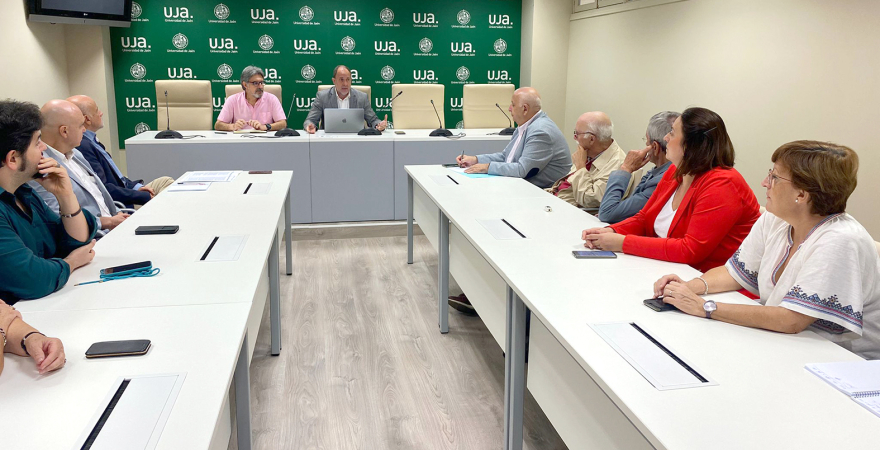 Reunión mantenido por el Rector con miembros de la Plataforma en Defensa de la Universidad de Jaén.
