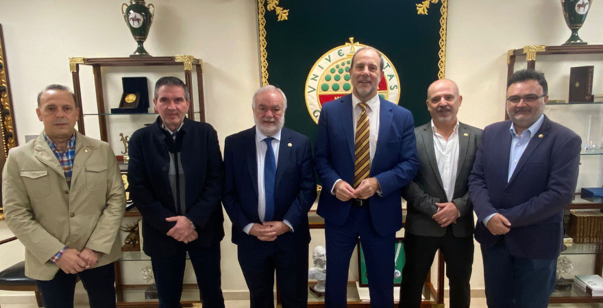El Rector, con miembros de la junta directiva del Ilustre Colegio Oficial de Enfermería de Jaén.