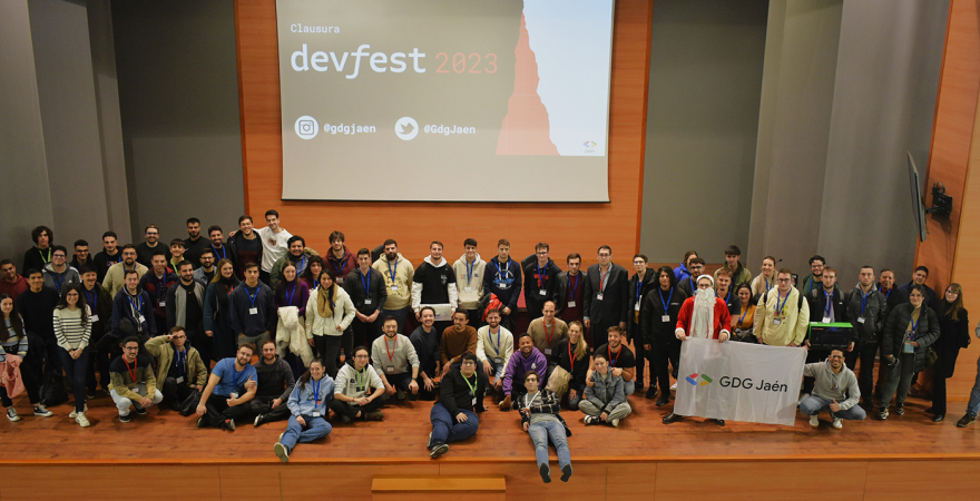 Foto de familia con participantes en Devfest 2023.