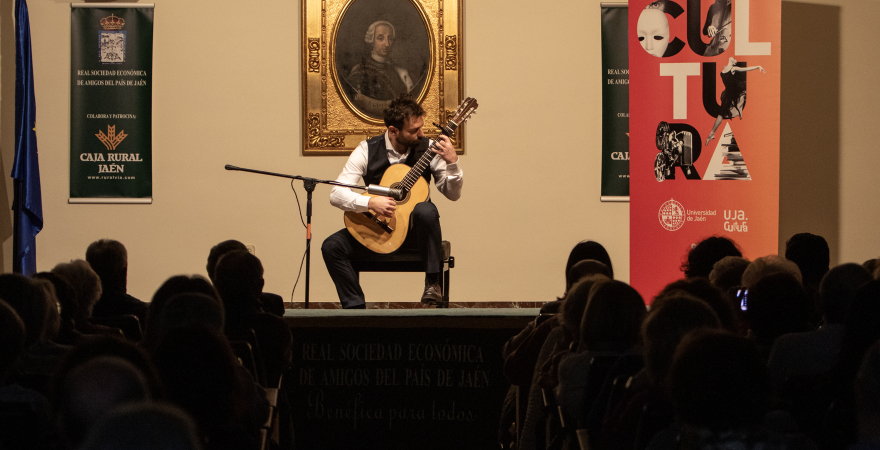 Concierto de guitarra ofrecido en la Real Sociedad Económica de Amigos del País. Foto: Fernando Mármol.