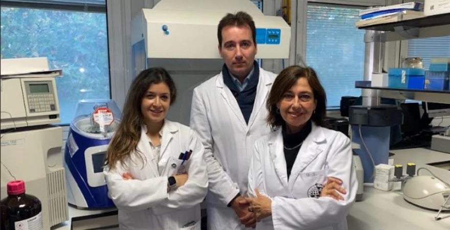 Los investigadores de la Universidad de Jaén Natalia Andújar, Antonio Cobo y Magdalena Martínez Cañamero, autores del artículo. Foto: Fundación Descubre.