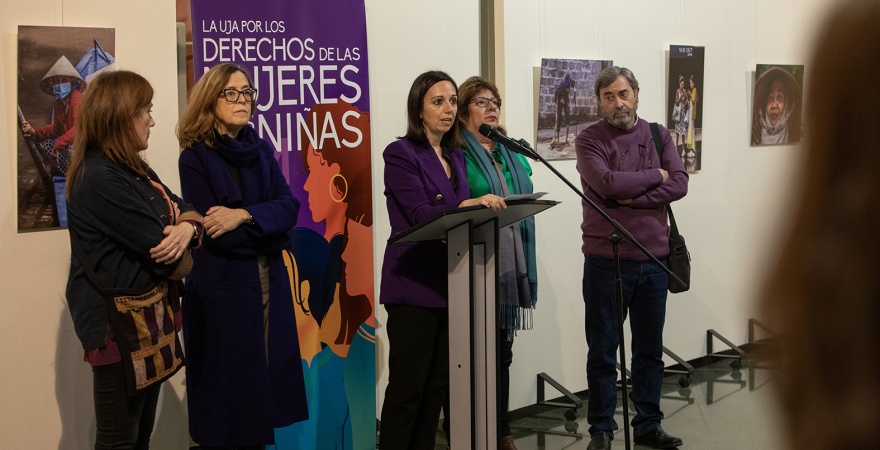 Intervención de la vicerrectora de Cultura Marta Torres, en la inauguración de la muestra. Foto: Fernando Mármol.