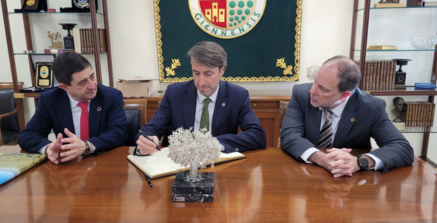 Jaime Lillo firma en el libro de rúbricas de la UJA, junto al Rector y el presidente de la Diputación.