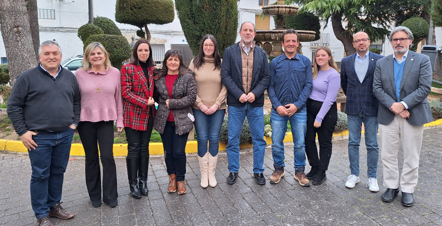 Miembros de la UJA y del Ayuntamiento de Santiago Pontones participantes en la reunión.