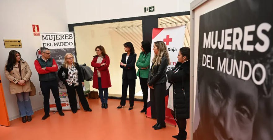 Inauguración de la exposición 'Mujeres del mundo' en la EPS de Linares. Foto: Ayuntamiento de Linares.