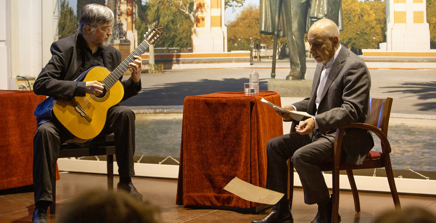 Actuación del guitarrista Raúl Zambrano y del actor Fidel Monroy.