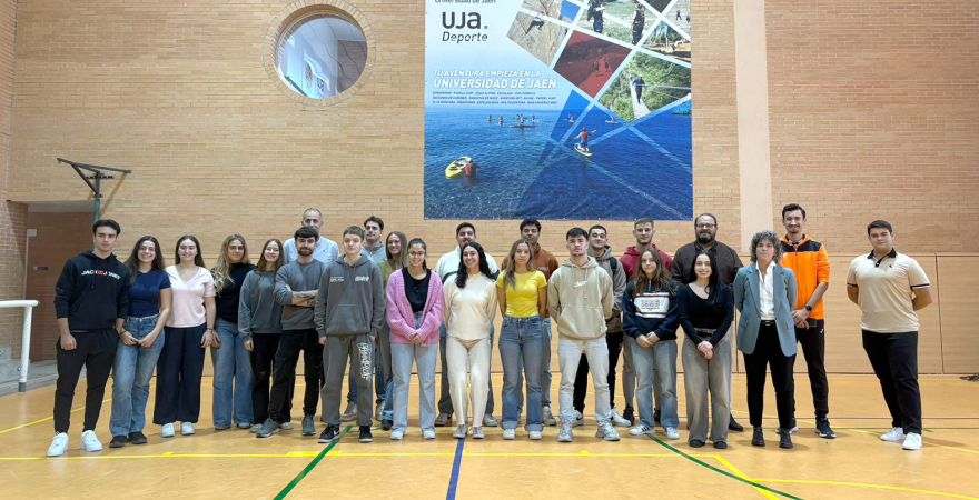 Foto de familia con los deportistas PADUAN de la UJA del curso 2025/2026.