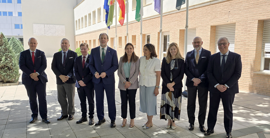 El Rector y la Secretaria General de la UJA, con los decanos y decanas de Derecho de Andalucía.