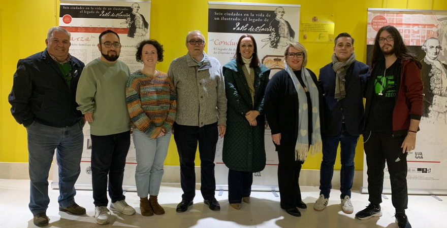 La vicerrectora de Cultura, Marta Torres, con uno de los comisarios, Fran Pérez, la alcaldesa del municipio, Estela Palacios, el cronista de la localidad, Victoriano Muñoz, y miembros de la Corporación.