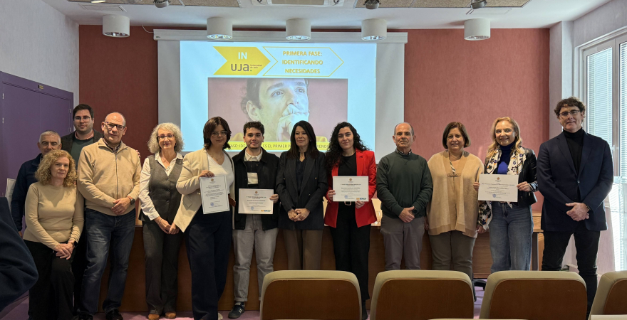 Foto de familia con premiados, organizadores y colaboradores.