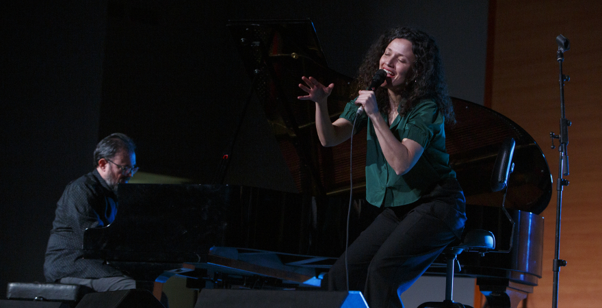 Sheila Blanco y Federico Lechner, en el Aula Magna de la UJA