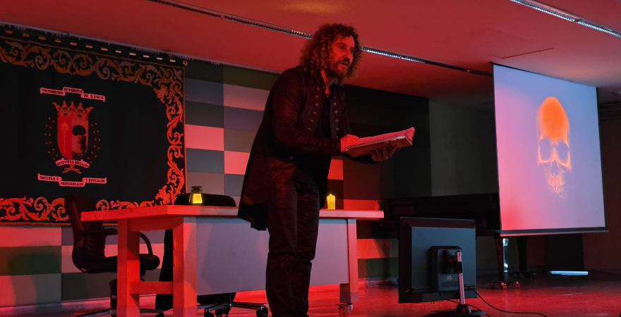 Julio Ángel Olivares Merino, durante la representación, en la Universidad Autónoma de Madrid