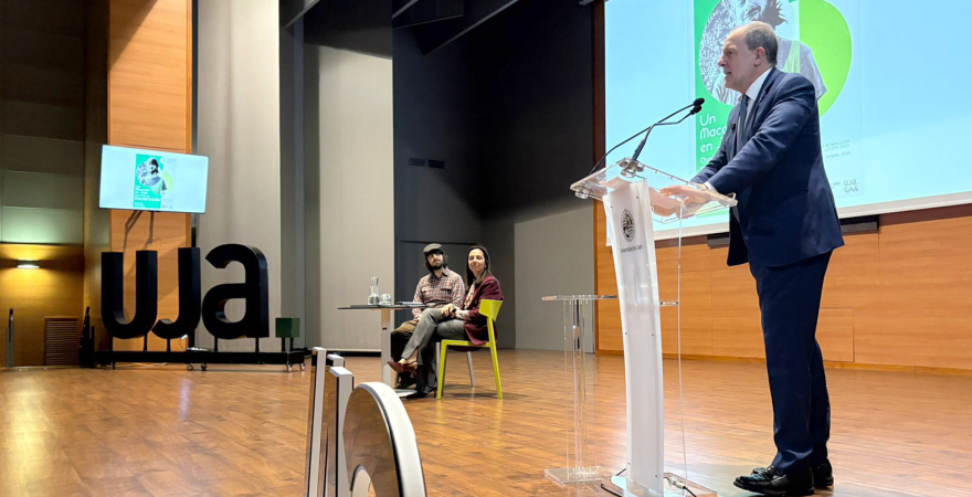 Intervención del Rector, Nicolás Ruiz, junto con la vicerrectora de Cultura, Marta Torres, y el escritor David Uclés, en el Aula Magna de la Universidad de Jaén