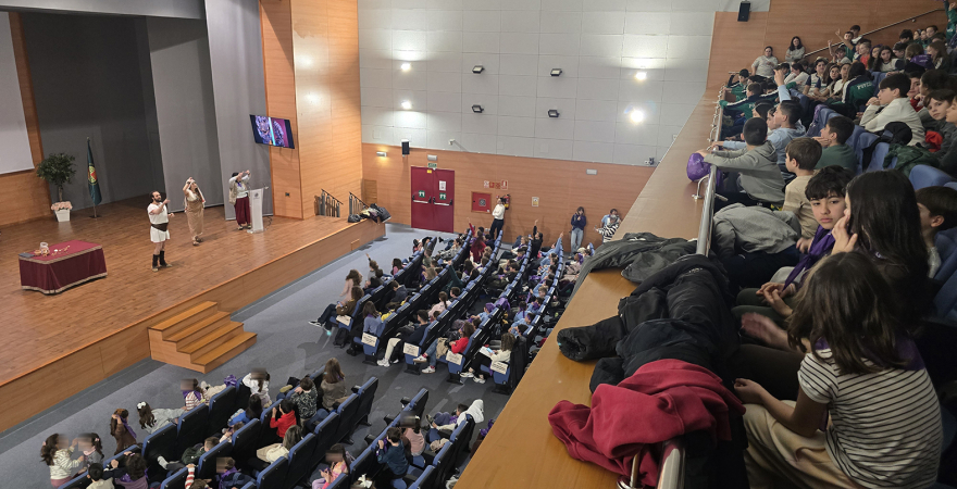 Acto de bienvenida al alumnado participante en las actividades del Día de la Mujer y la Niña en la Ciencia.